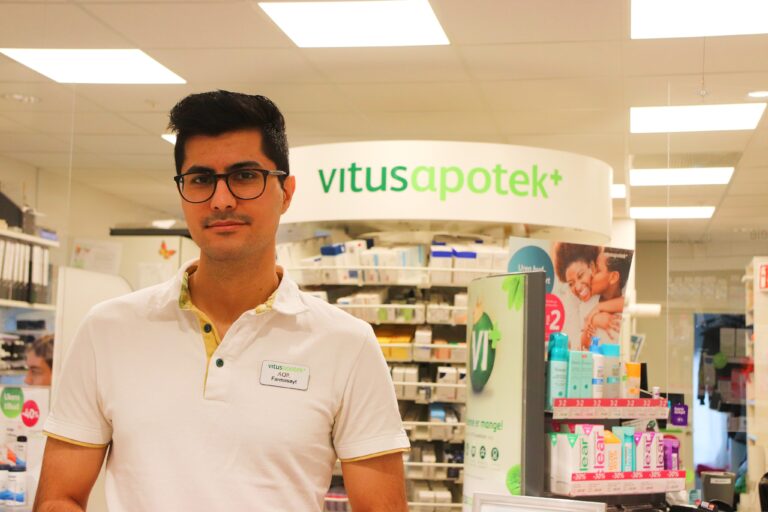 Reseptarfarmasøyt Aqil Hosseini (30) ved Vitusapotek Kongsvinger sier det er positivt om farmasøytene får rekvireringsrett. Per i dag kan leger og helsesykepleiere rekvirere covid-19-vaksiner og sykepleiere fikk fra nyttår en midlertidig rett.