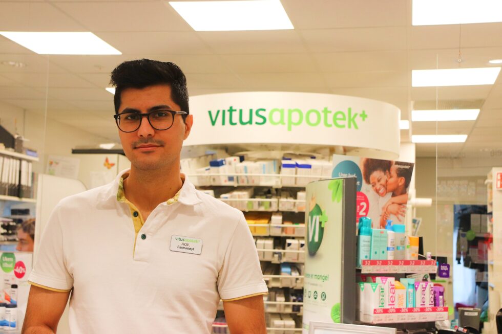 Reseptarfarmasøyt Aqil Hosseini (30) ved Vitusapotek Kongsvinger sier det er positivt om farmasøytene får rekvireringsrett. Per i dag kan leger og helsesykepleiere rekvirere covid-19-vaksiner og sykepleiere fikk fra nyttår en midlertidig rett.