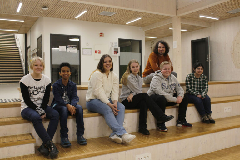 Den ulende hunden utenfor ungdomskolen er et passende syn å bli møtt av for alle som kommer innom skolen denne uka, der hele åttende trinn har satt seg inn i ulvedebatten.