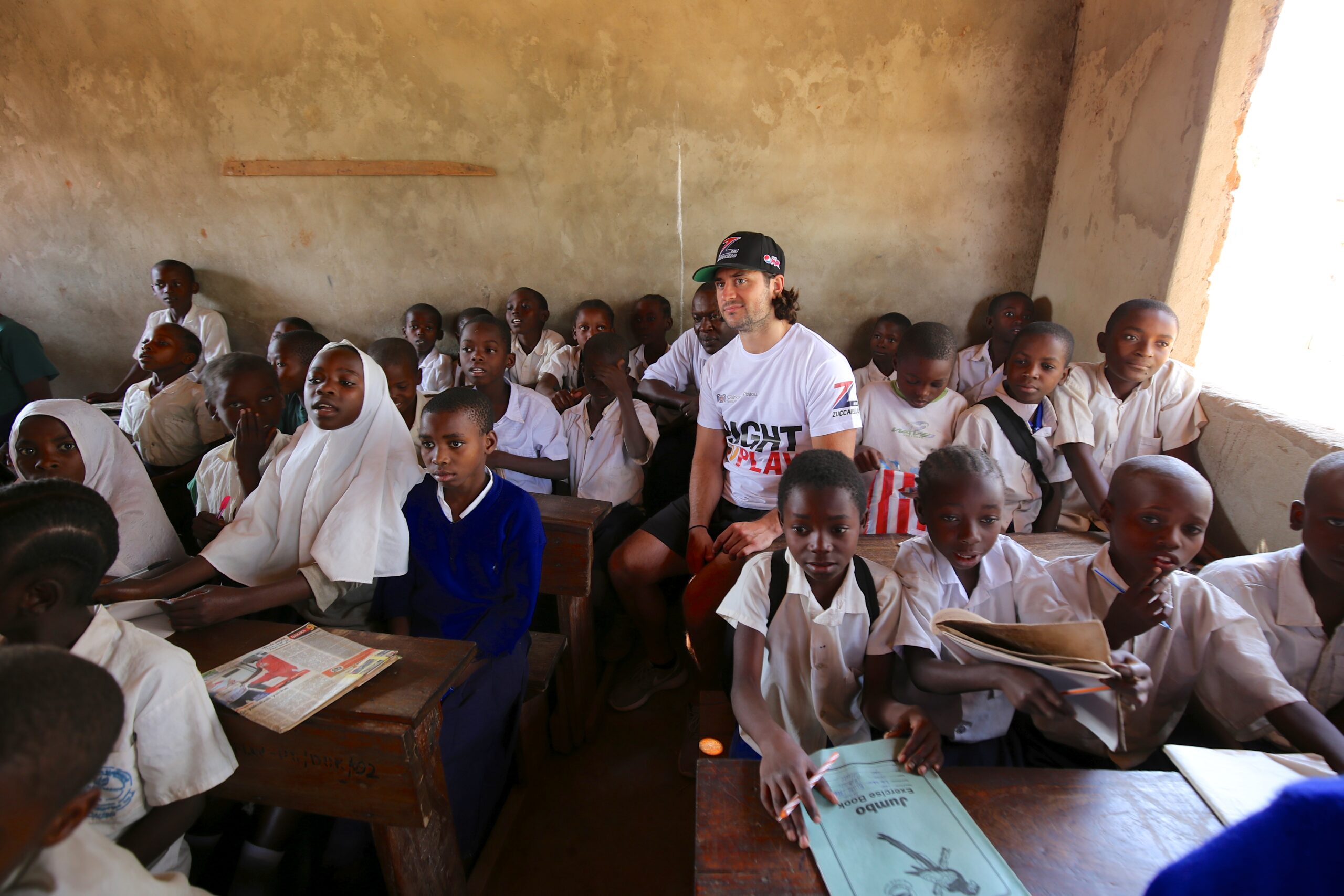NHL-stjernen Mats Zuccarello er engasjert ambassadør for Right To Play. Her besøker han en skole i Tanzania.