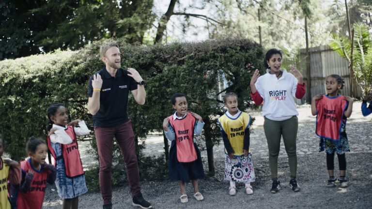 Her er Jimmy Vika med en gjeng glade og lekende barn i Etiopia. Han er direktør for Right To Play i Norge, en organisasjon som hvert år hjelper 2,3 millioner barn til et bedre liv gjennom lek.
