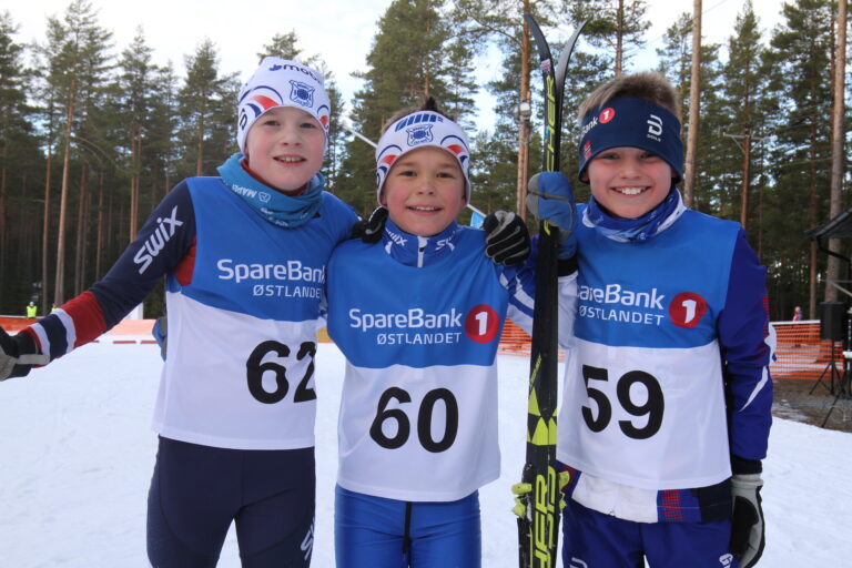 Henrik Holtet (f.v.), Roland Platek og Kasper Vangen var slitne, men kostet likevel på seg et bredt smil etter å ha kommet i mål under kretsmesterskapet i langrenn på Liermoen lørdag.
