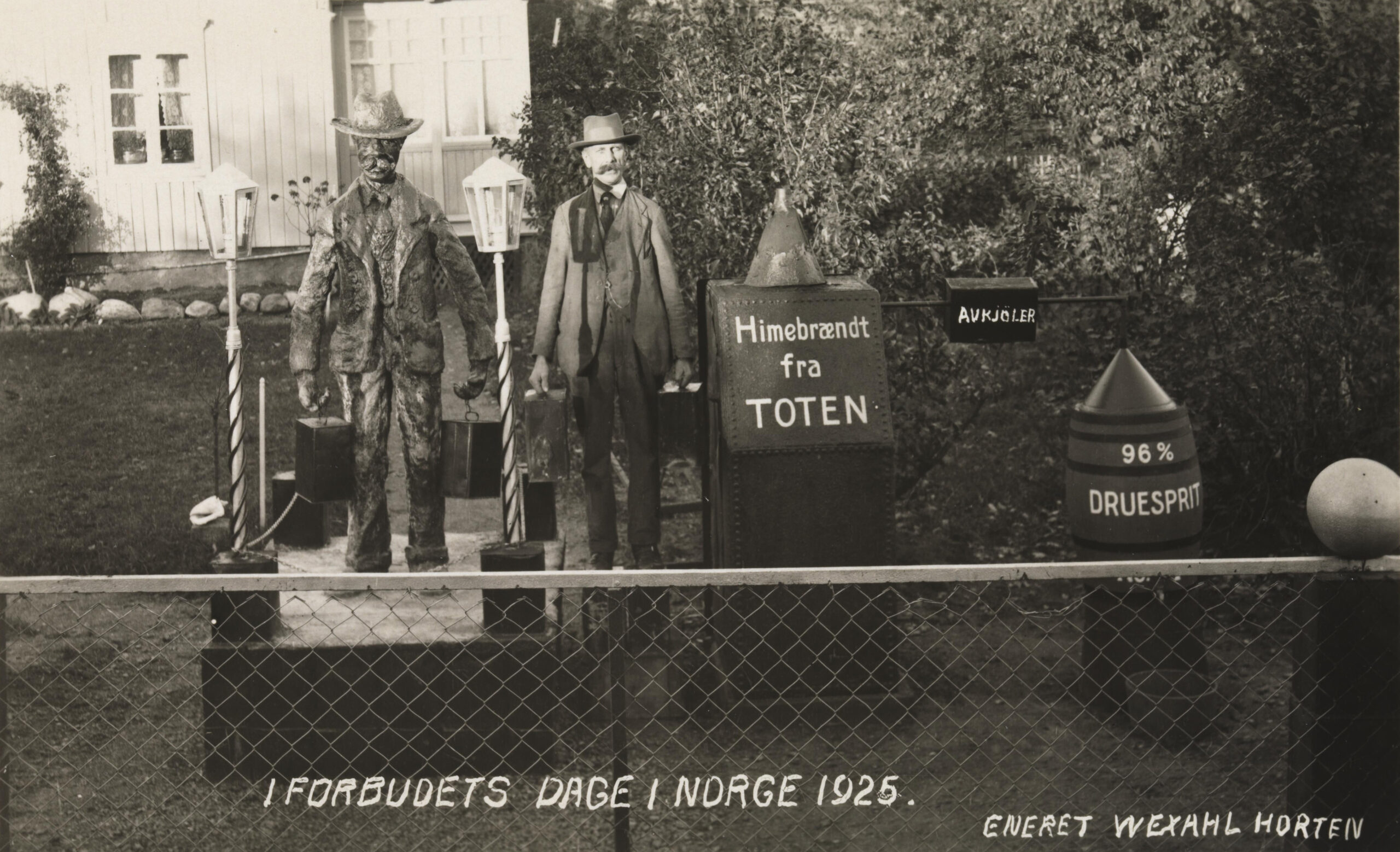 I Norge var det fra 1916-1927 forbud mot produksjon, import, transport, omsetning og skjenking av brennevin. Vognmann Oluf Wexahl fra Horten var en sentral del av smuglermiljøet i forbudstiden. Iscenesatt fotografi tilhørende Nasjonalbiblioteket.