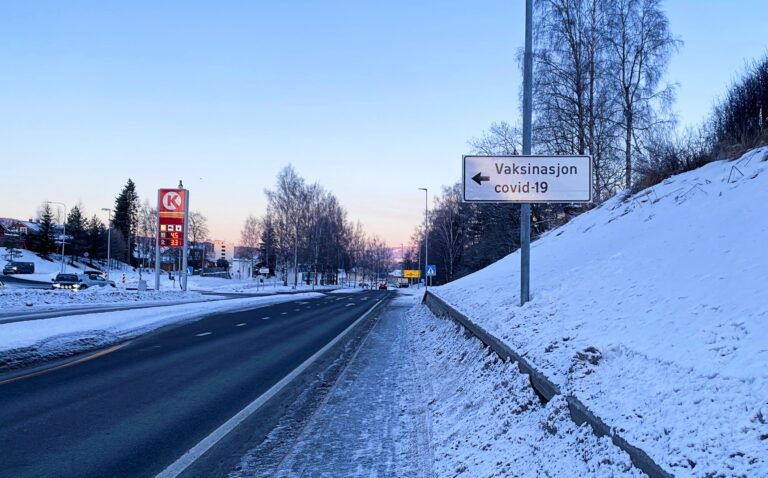 Vaksinasjon covid-19 skilting i Kongsvinger mot Holthallen. Der foregår vaksineringen av befolkningen.