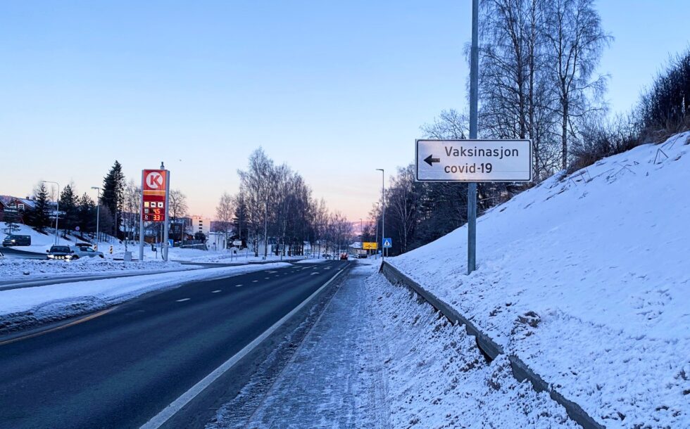 Vaksinasjon covid-19 skilting i Kongsvinger mot Holthallen. Der foregår vaksineringen av befolkningen.