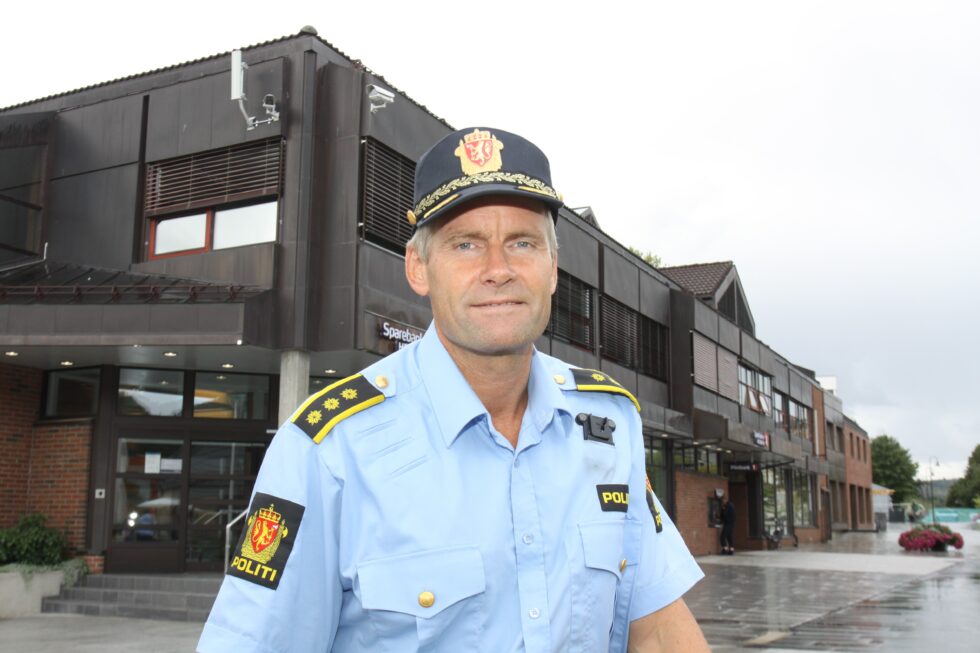 Driftsenhetsleder Terje Krogstad i Innlandet politidistrikt oppfordrer til stor forsiktighet på islagte vann om dagen.