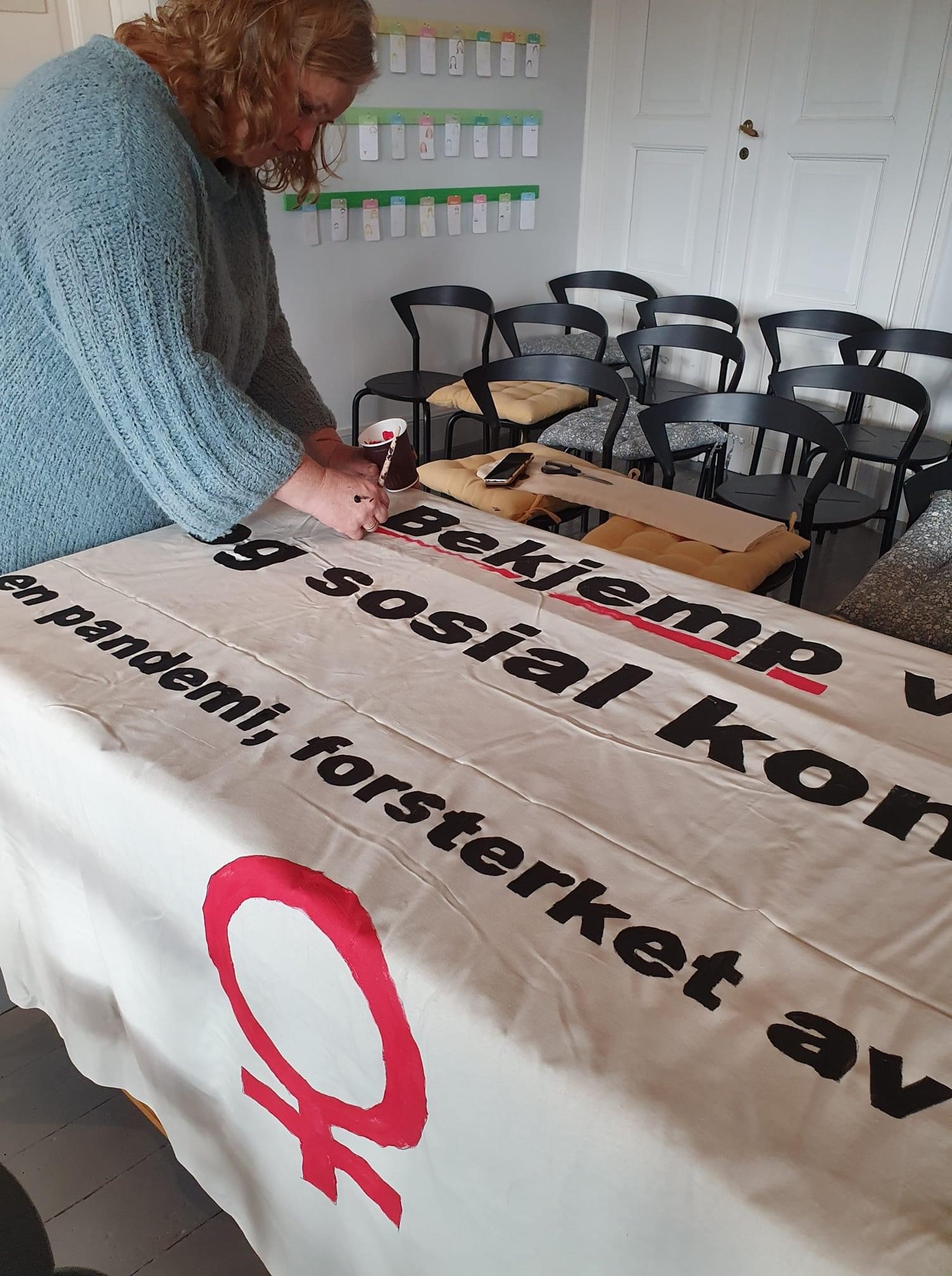 Parolen som males. Også blant årets øvrige paroler i Oslo er den samme å finne: Bekjemp vold mot kvinner - en global pandemi, forsterka av korona