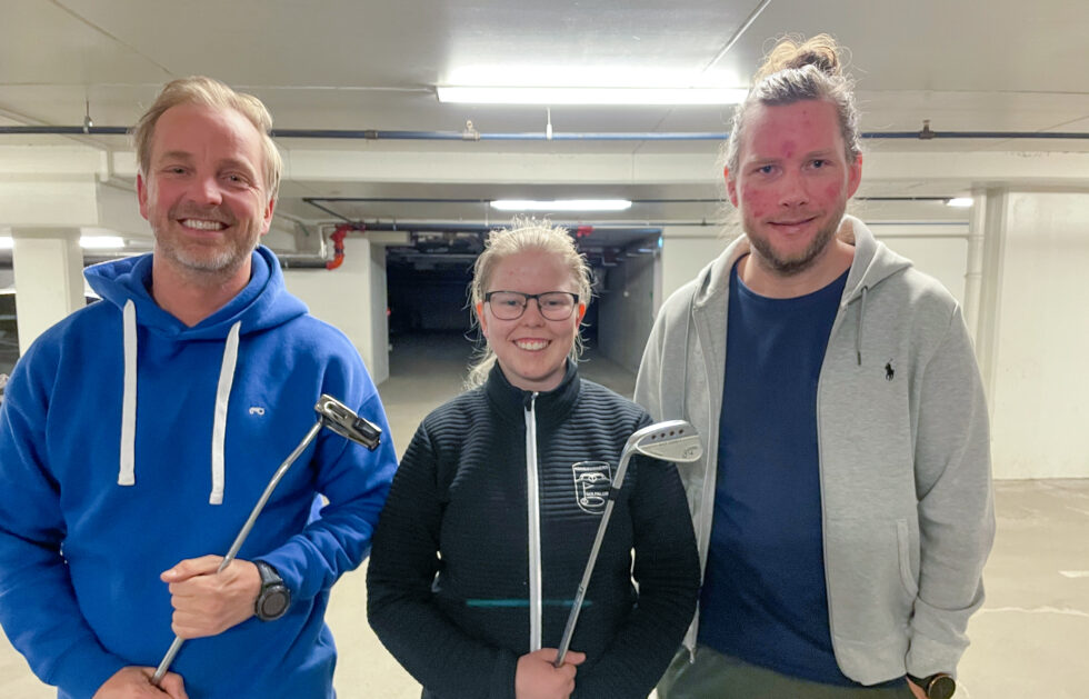 Ole Petter Vibekken (t.v.) og Roy Onsrud får besøk av Magnea Gudmundsdottir i nyeste episode av Prøvesving.
