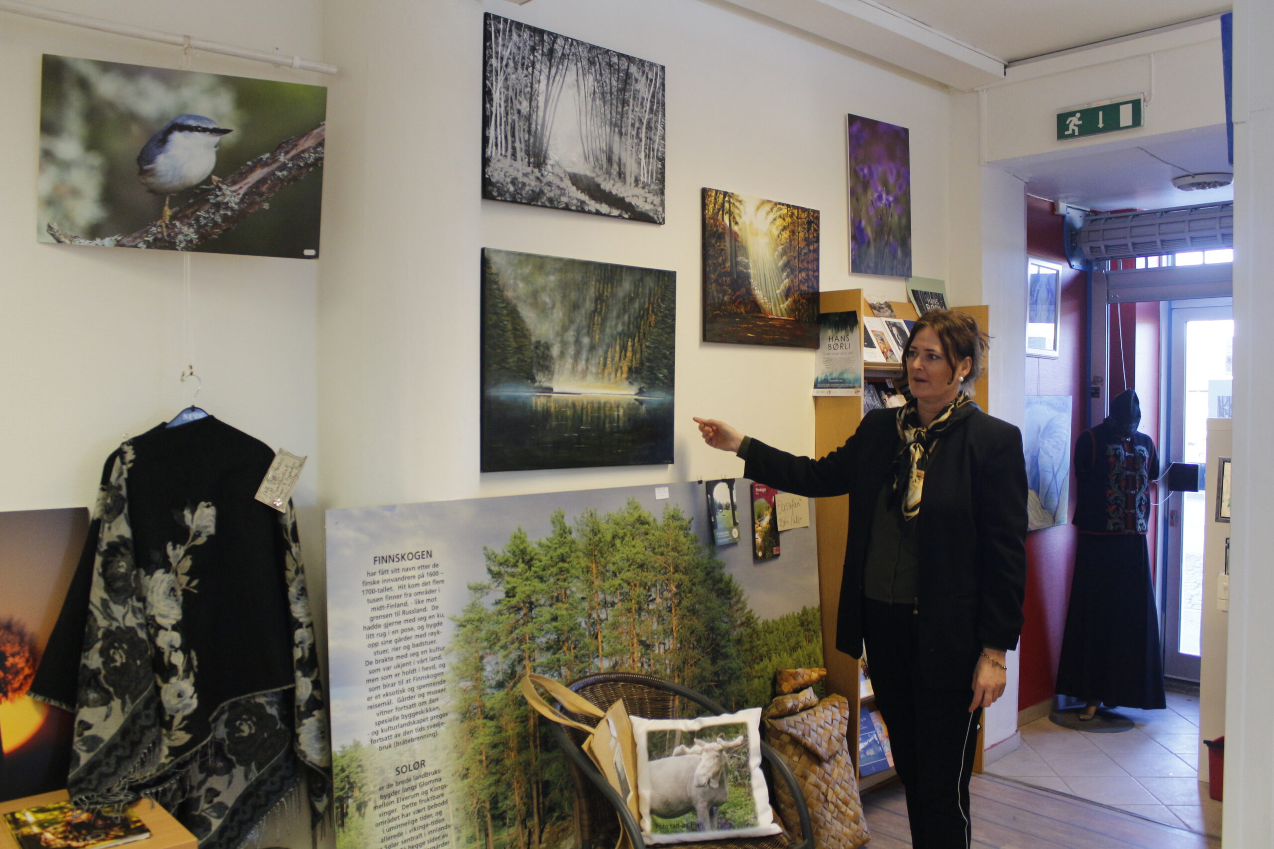 Reiser & Opplevelser bruker deler av sine showroom- og foredragssallokaler til å stille ut kunst fra lokale kunstnere..