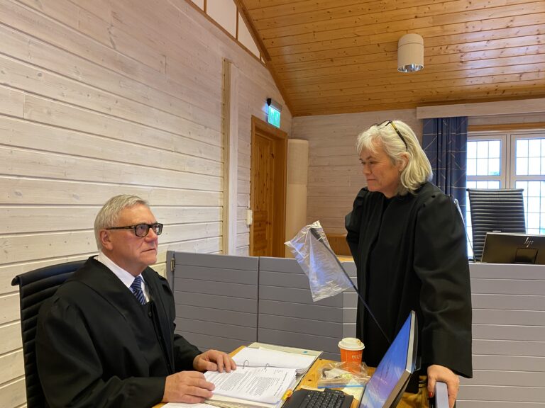 Aktor Helge A. Eidsvaag mener mannen som er tiltalt for å ha hatt flere tusen overgrepsbilder må dømmes til fengsel i ett år. Forsvarer, advokat Aina Helene Tvengsberg, ber tingretten behandle tiltalte på mildeste måte.