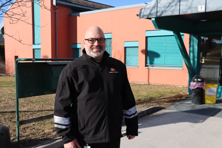 Det blir tilstander utenom det vanlige på Kongsvinger trafikkstasjon lørdag. Jan-Erik Berteussen og sju andre sensorer står klare til å ta imot 40 oppkjøringer.