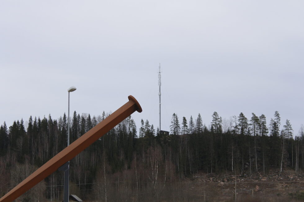 Det er lagt kabel fra nærmeste koblingspunkt langs fiberledningen til Austmarkas 4G-tårn til Ole Christian Karteruds eiendom.