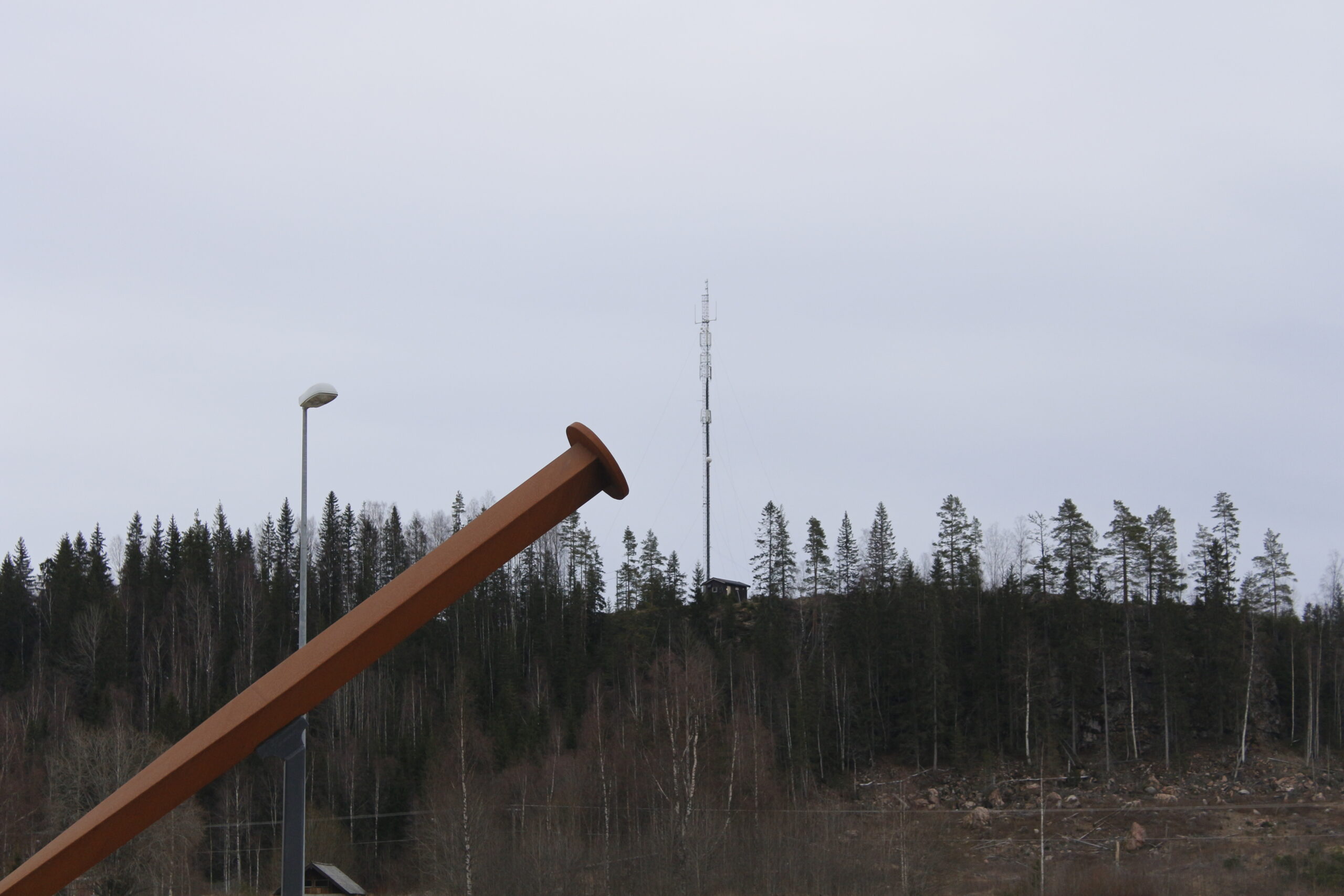 Fiberkabelen er i hovedsak ment å forsyne 4G-masta som kan bli sett fra Austmarka sentrum med tilgang på teletjenestene den tilbyr de nærboende.
