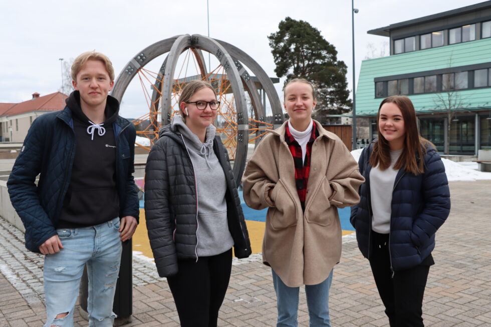 Isak Høvik (t.v.), Amalie Haga Hamletsen, Mari Bjerke og Maiken Mellum Pettersen er positivt innstilt til endringer i byparken, så lenge byparken består i god stand.