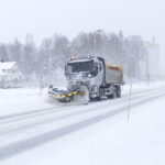 I Kongsvinger våknet man i dag opp til snøbelagte veier. Nå jobbes det på spreng for å holde trafikkbildet ved like.