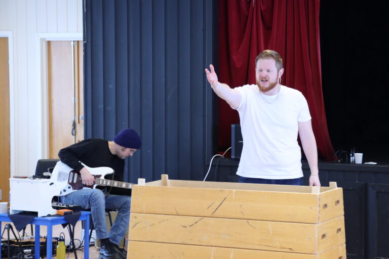 Krister Skadsdammen (t.v.) og Sten Bjørge Skaslien Hansrud snakker ikke til hverandre, men snakker likevel samme språk gjennom musikk og monolog. Regien er det Harald Engan (t.h.) som står for.