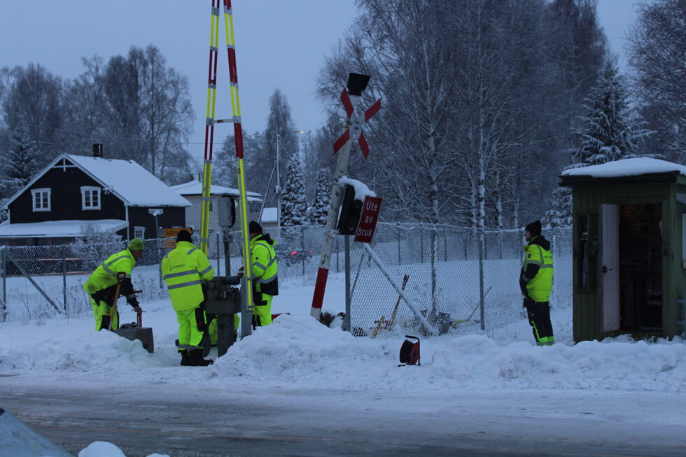 Bane Nor utfører torsdag ettermiddag arbeid på togovergangen på Roverud, etter at en lastebilsjåfør skal ha sklidd av veien og truffet bommen.