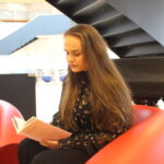 Mandag er debutboken til Victoria Dalsberget ute i butikkene. Hun forteller at det er en utrolig opplevelse å få gi ut egen bok.