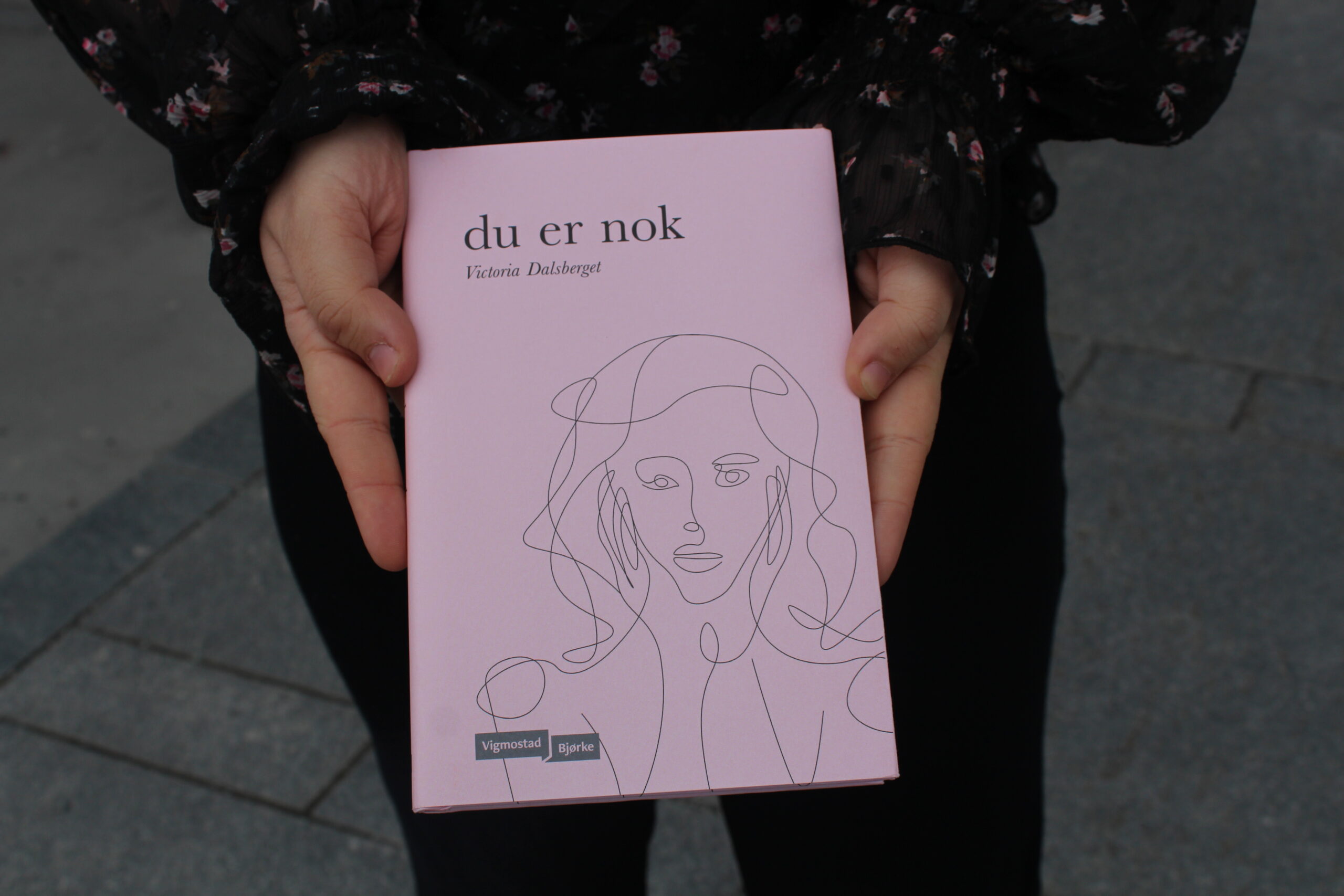 Bokomslaget er et godt eksempel på teksten og illustrasjonens enkle og minimalistiske fremstilling. Dalsberget sier at tittelen bevisst er skrevet med liten forbokstav.