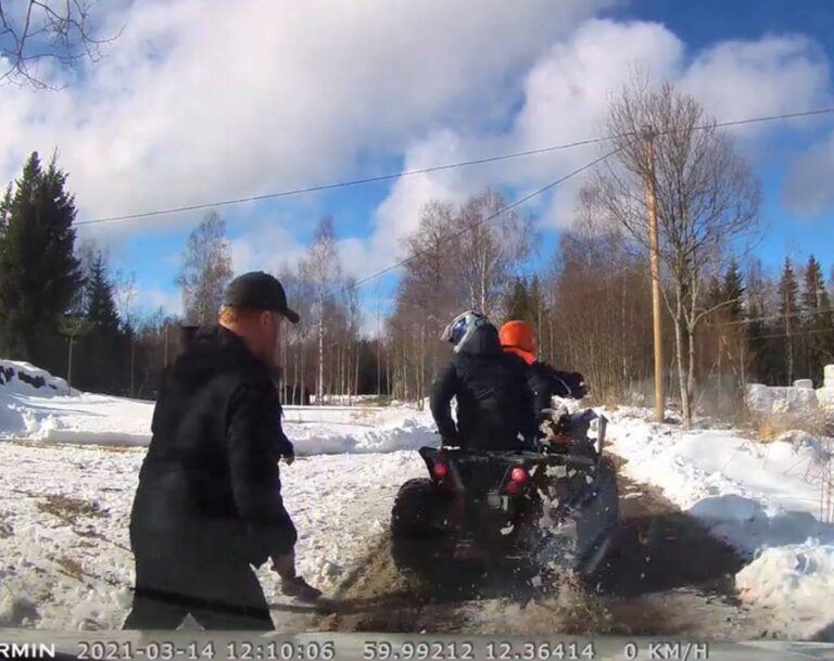 Dashbord-kameraet i bilen til en av personene på gårsdagens hundetrening fikk tatt et bilde av villmannskjøringen.