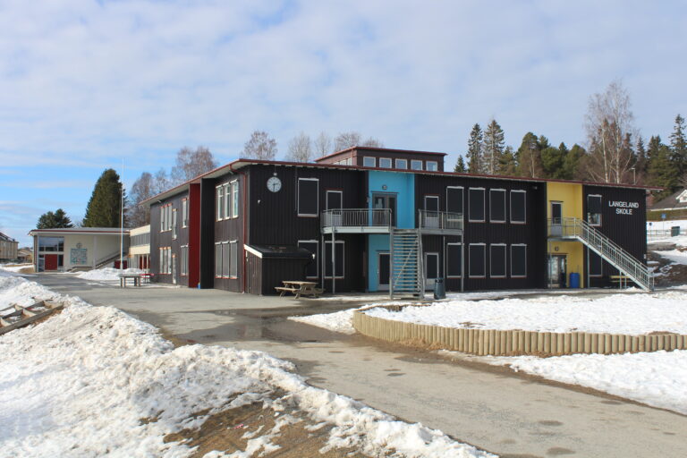 Statsforvalteren henger seg på kritikken i måten kommuneadministrasjonen har håndtert saksgangen i forbindelse med utbyggingen av Langeland skole.