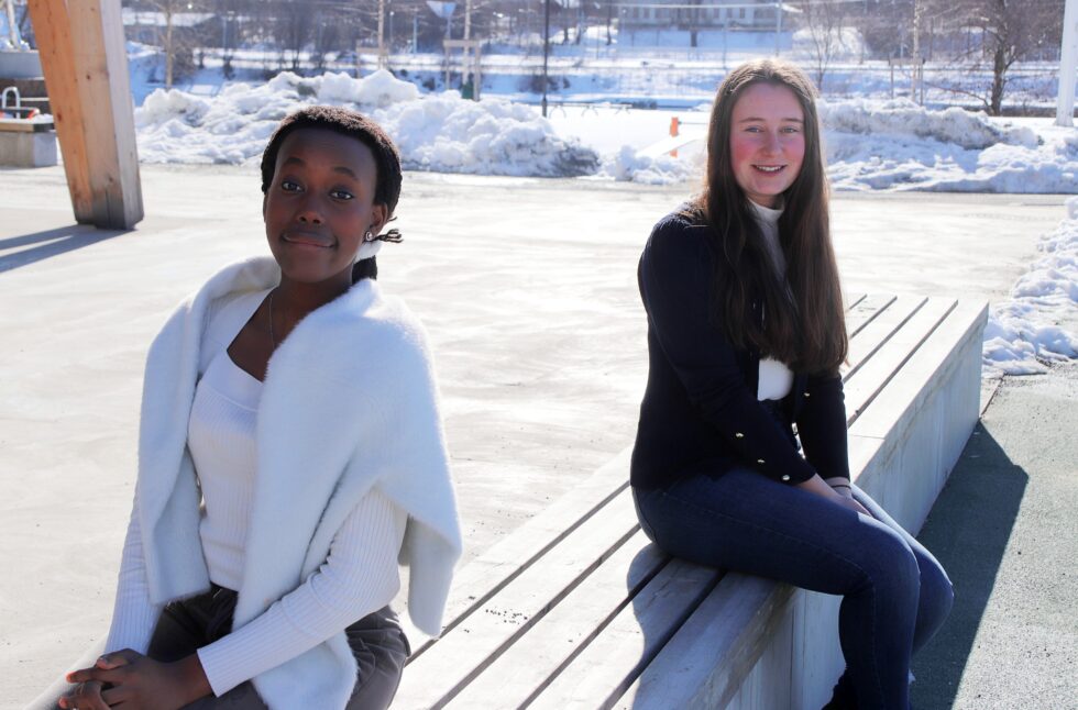 Karen Arnesen (16) og Allegra-Corine Uwineza (15) har kvalifisert seg til landsfinalen i fransk. Lærer Tone Fredheim er stolt over de to elevene.