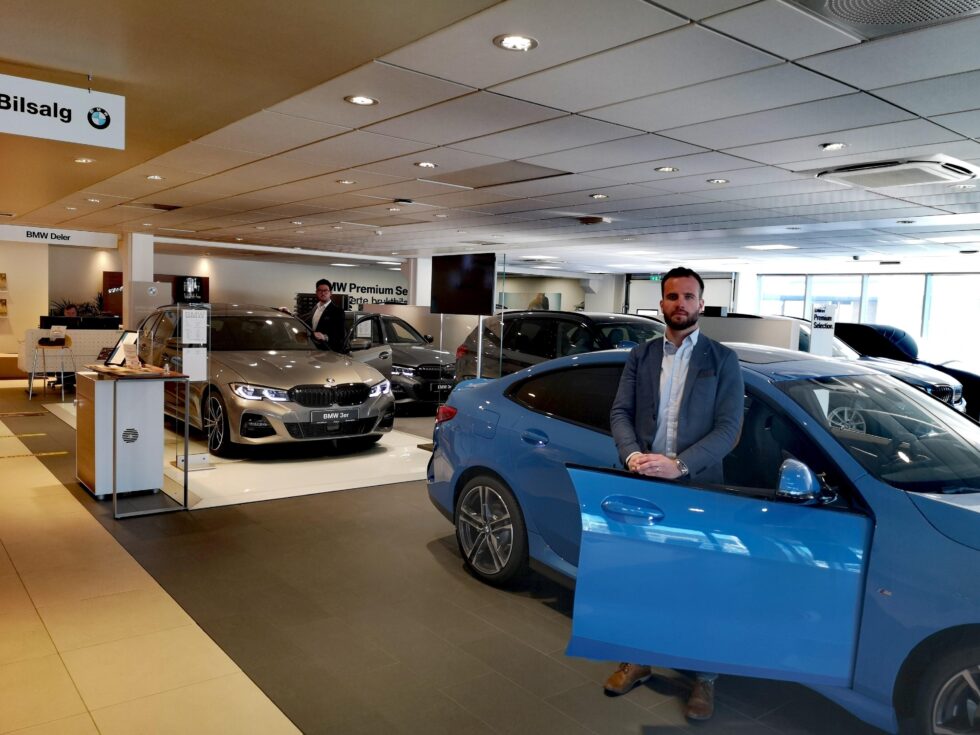Plassjef Tom Erik Amundsen (t.v.) og salgssjef Ola Kalenius nådde pallen for andre året på rad blant de beste BMW-forhandlerne i landet.