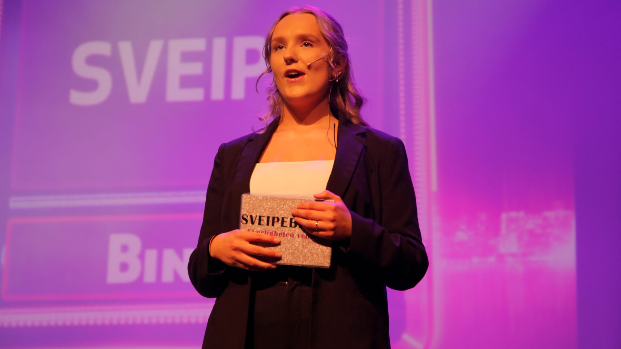 Revysjef Thea Kalnæs.