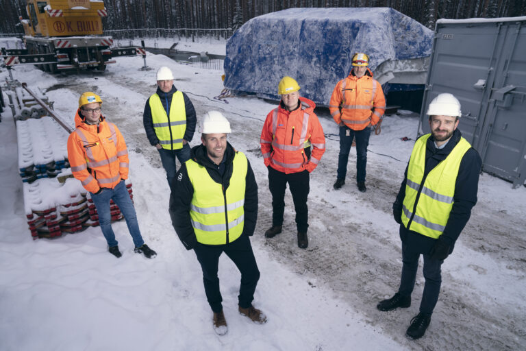 Byggherre Jan Christian Vestre (foran til høyre) har bestilt verdens mest miljøvennlige møbelfabrikk. Byggelederteamet fra Ø.M. Fjeld består av regionleder Ole Martin Bjerke (foran til venstre) og bak fra venstre: Edward Aas (prosjektlederassistent), Jonas Ekholm (prosjektutvikling og kalkyle), Jonas Nykänen (prosjektleder) og Sten Berger (anleggsleder).