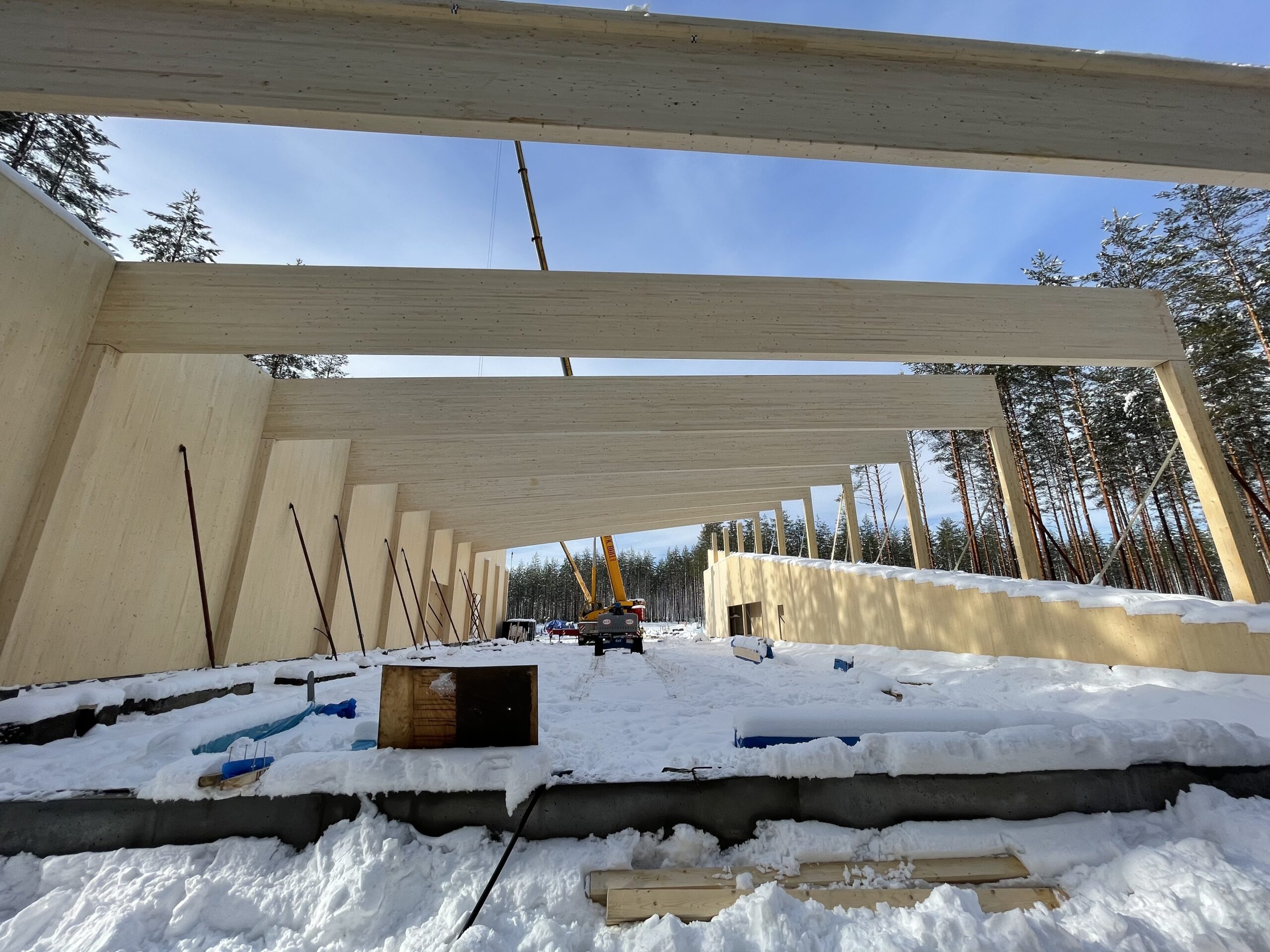 Woodcon er i full gang med å montere massivtreelementer og limtrebjelker til den første av i alt fire produksjonsfløyer i fabrikken.