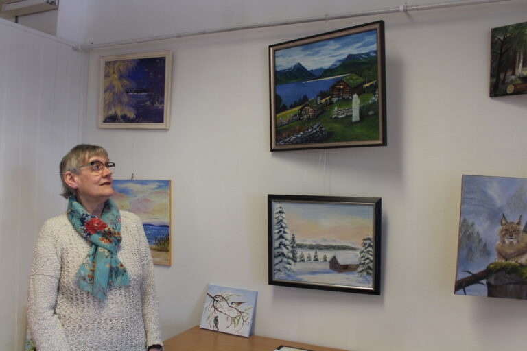 Anna Aasums malerier har i om lag tre år vært å finne utstilt i Reiser & Opplevelsers galleri. Kunstneren forteller at hun foretrekker å male naturmotiver, i og med at både det å male og å oppleve naturen hjelper henne slappe av.