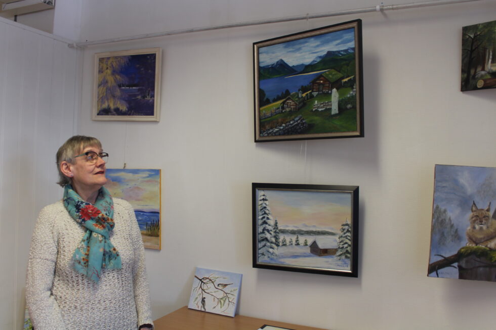 Anna Aasums malerier har i om lag tre år vært å finne utstilt i Reiser & Opplevelsers galleri. Kunstneren forteller at hun foretrekker å male naturmotiver, i og med at både det å male og å oppleve naturen hjelper henne slappe av.