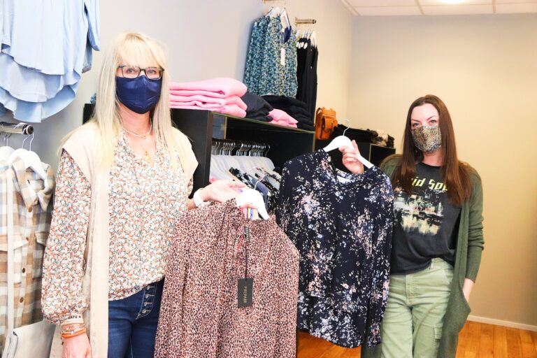 Fra venstre: Lena Olsen og Jonette Hansen i motebutikken Nuevo. De ønsker velkommen med et smil bak munnbindet, men tilbyr også hjemkjøring og gratis frakt i disse tider. Daglig leder Külliki Kroll Haave var ikke tilstede da bildet ble tatt.