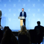 Helsedirektør Bjørn Guldvog, helse- og omsorgsminister Bent Høie og Line Vold, avdelingsdirektør i Folkehelseinstituttet holder tirsdag kveld pressekonferanse om koronasituasjonen.