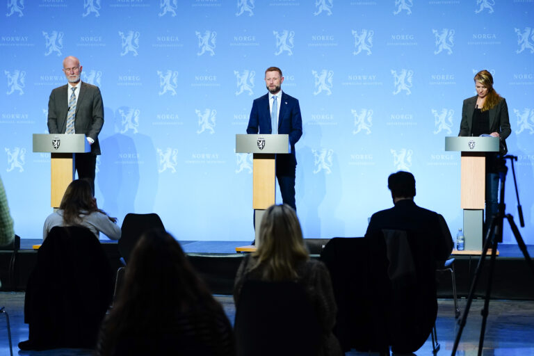 Helsedirektør Bjørn Guldvog, helse- og omsorgsminister Bent Høie og Line Vold, avdelingsdirektør i Folkehelseinstituttet holder tirsdag kveld pressekonferanse om koronasituasjonen.