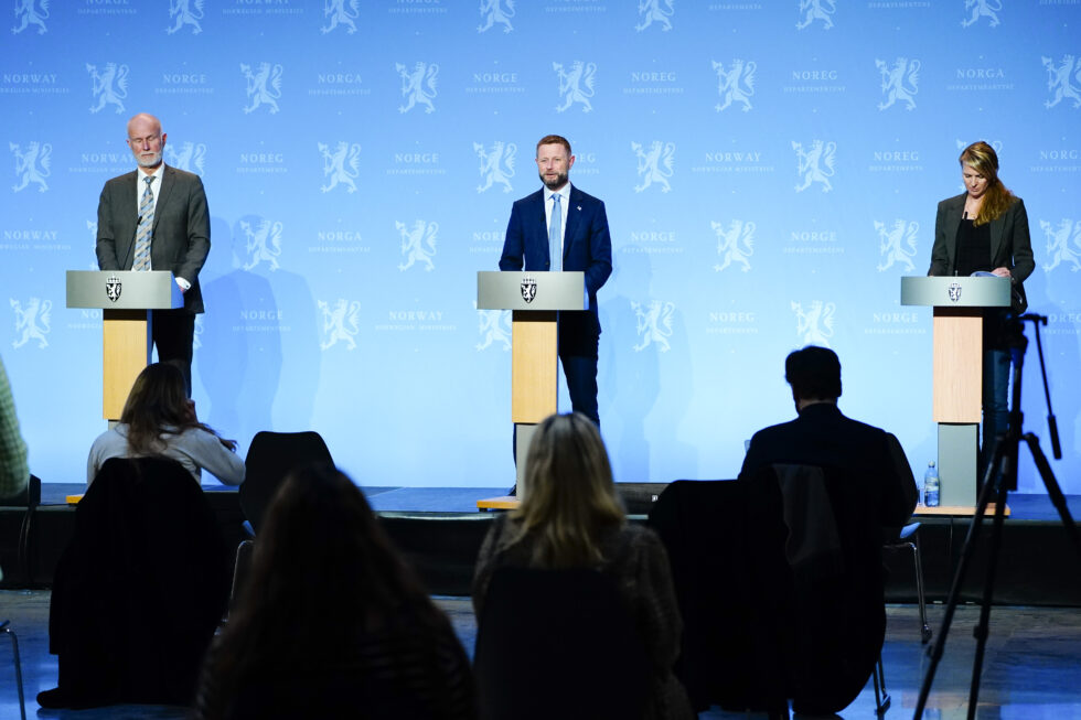 Helsedirektør Bjørn Guldvog, helse- og omsorgsminister Bent Høie og Line Vold, avdelingsdirektør i Folkehelseinstituttet holder tirsdag kveld pressekonferanse om koronasituasjonen.