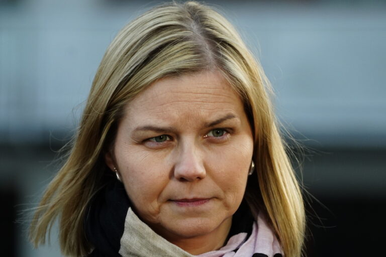 Kunnskaps- og integreringsminister Guri Melby uttaler seg om smittevern-veileder i videregående skole.