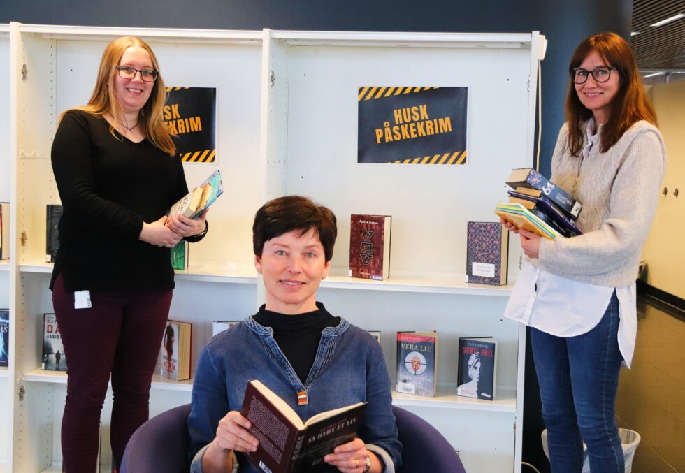 Her er det stengt for besøkende, frem til påske i første omgang. Innbyggerne bes huske påskekrim og Kongsvinger bibliotek tilbyr «takeaway». Fra venstre: Marte Østmoen, Karin Teigum Arnesen og Stine Raaden.
