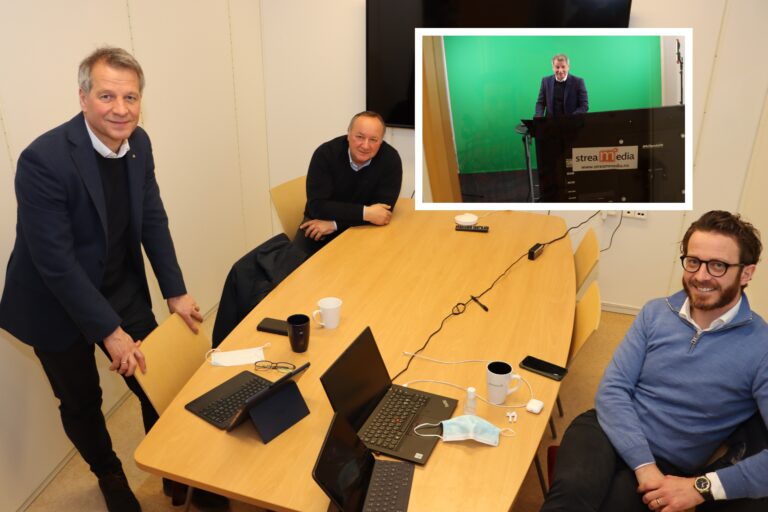 Daglig leder Trond Hagerud (t.v.), markedssjef Peter Fekete og HR-sjef Frode Ek Skarnes på Mapei tok turen til Kongsvinger for digital påskelunsj med de ansatte.