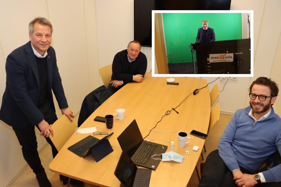 Daglig leder Trond Hagerud (t.v.), markedssjef Peter Fekete og HR-sjef Frode Ek Skarnes på Mapei tok turen til Kongsvinger for digital påskelunsj med de ansatte.