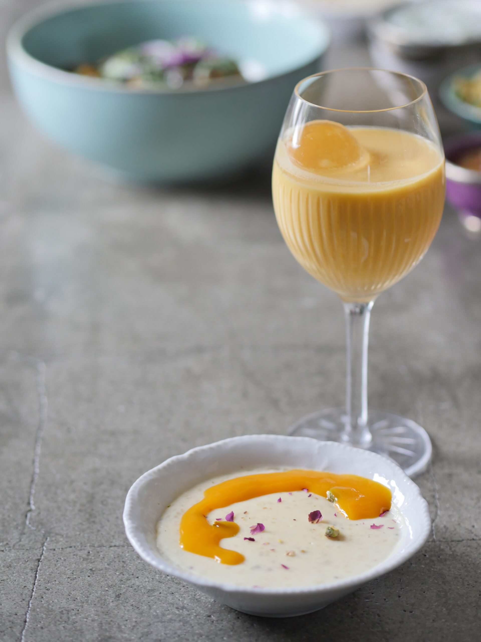 PÅSKEFARGER SERVERT! Mangolassi, indisk yoghurtdrikk og Phirni som er indisk risdessert.