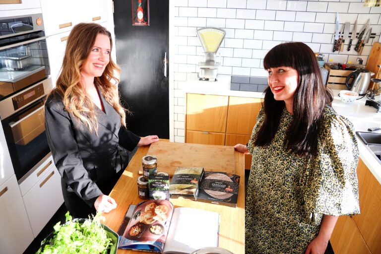 Indisk mat handler om basisvarer, Stine Westlund og Teresa Bergerud har funnet frem krydderblandingene. Det er konseptet Masalamagic de to Kongsvinger-damene videreutvikler.
