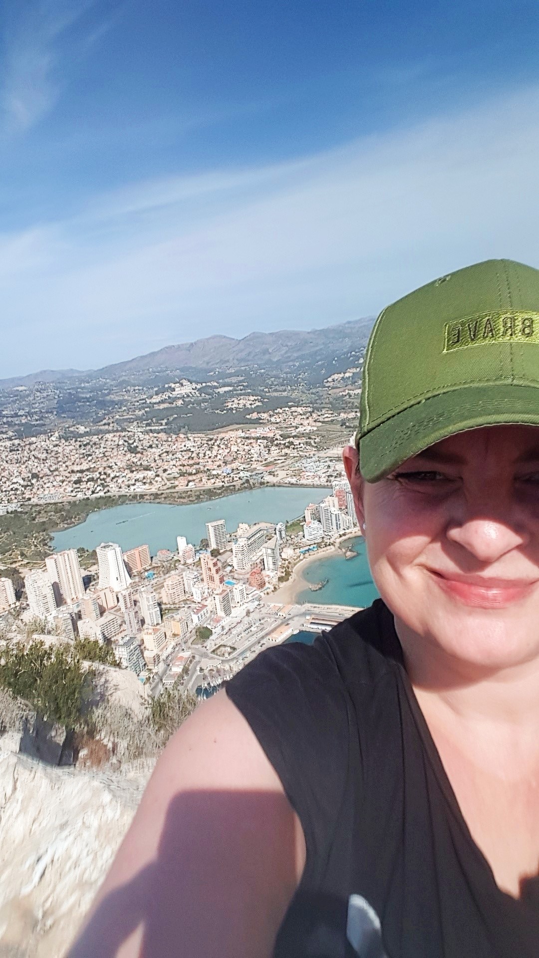Kystbyen Calpe er omringet av krystallklart vann og klipper, her har Rita besteget en. Hjemme i Norge så hun først for seg å bruke karantene-tiden til å trene. Slik ble det ikke.