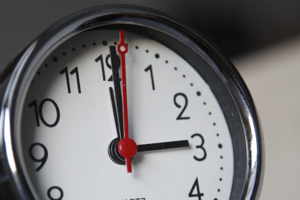 Klokken 03.00 natt til søndag stiller vi klokken og hopper over en time for å komme nærmere sommeren.