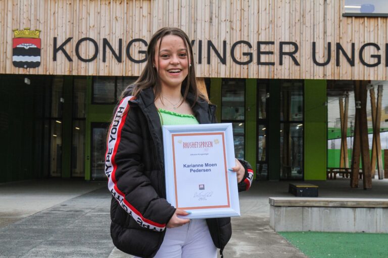Karianne Moen Pedersen er blitt tildelt Raushetsprisen fra Jobzone. Prisen ble utdelt av Per Toni Grundt (t.v.) og Nils Kristian Skjæret.