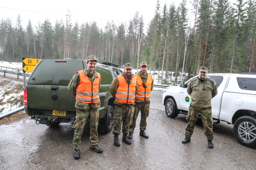 HV-soldatene Thor Arne Lysthaug (t.v.), Morten Wormdal og Aleksander Grande fikk besøk av områdesjef Thor Magnus Fjæstad da de hadde vakt på Riksåsen lørdag.