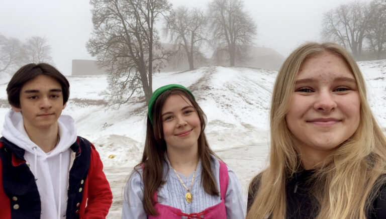 Oliver Nyeng, Marie Thue Humborstad og Silje Aasvestad Sandvik spiller hovedrollene i forestillingen.