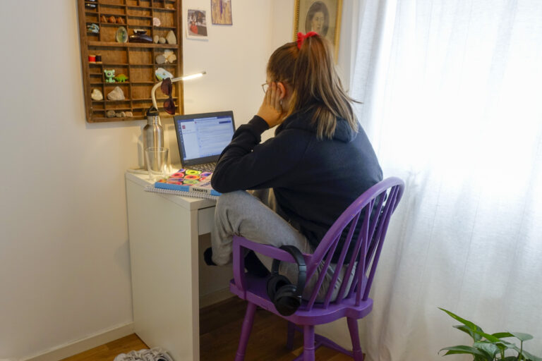 En elev sitter hjemme og deltar i undervisning via internett.