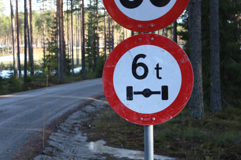 Aksellasten betegner hvor mye belastning veien tåler ut i fra hvordan vekten til tunge kjøretøy er fordelt på hver av kjøretøyets hjulaksler.