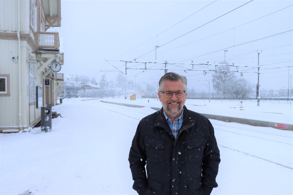 –I fjor fikk fylkeskommunen et brukbart overskudd på 170-175 millioner kroner. Det er disse pengene vi nå skal disponere til gode tiltak, forteller Sjur Strand (AP).